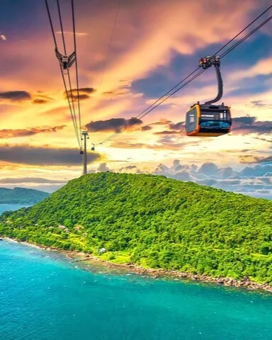 The Hon Thom cable car crossing the sea